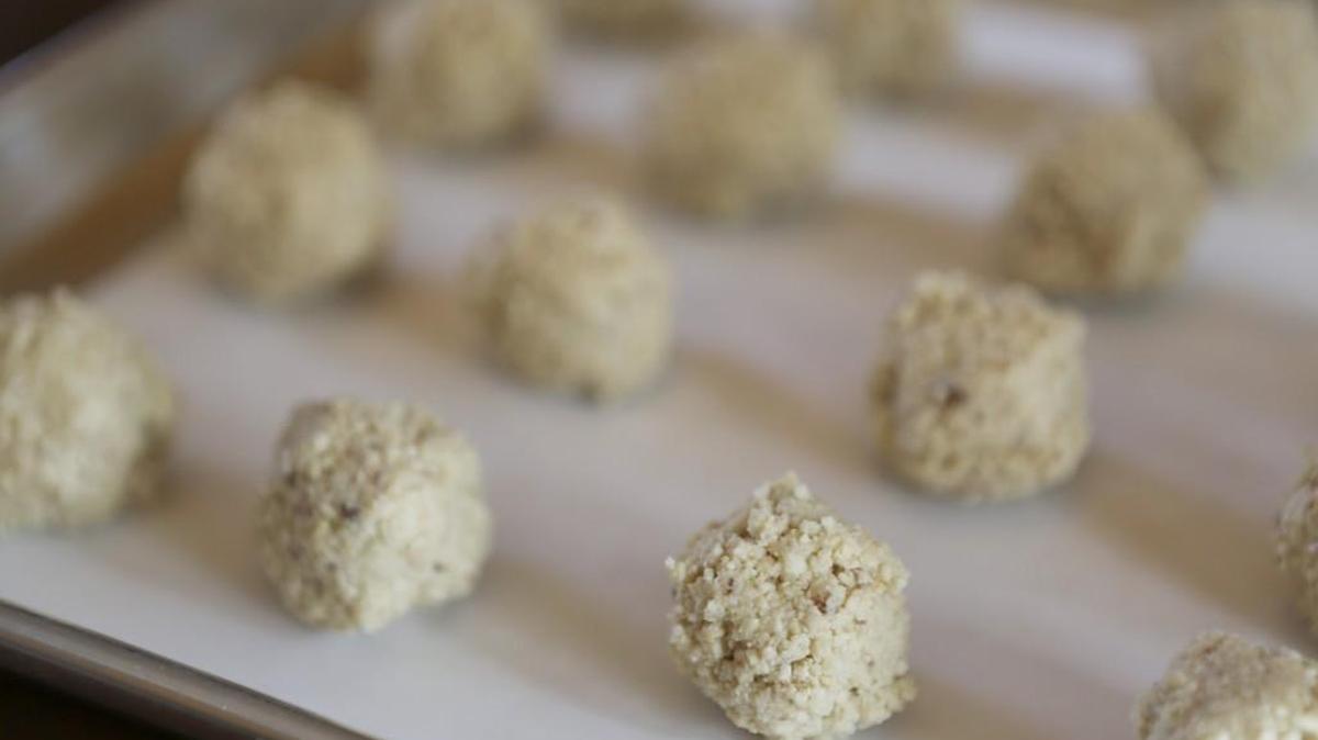 Nut balls made with cashews, lemon extract and coconut oil can be stored in the freezer.