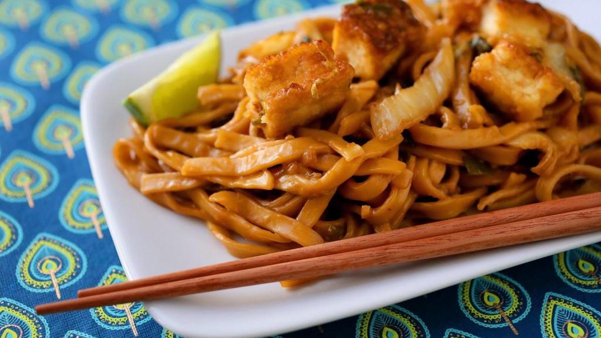 Mee Goreng is a vegan Filipino dish made with tofu, vegetables and noodles.