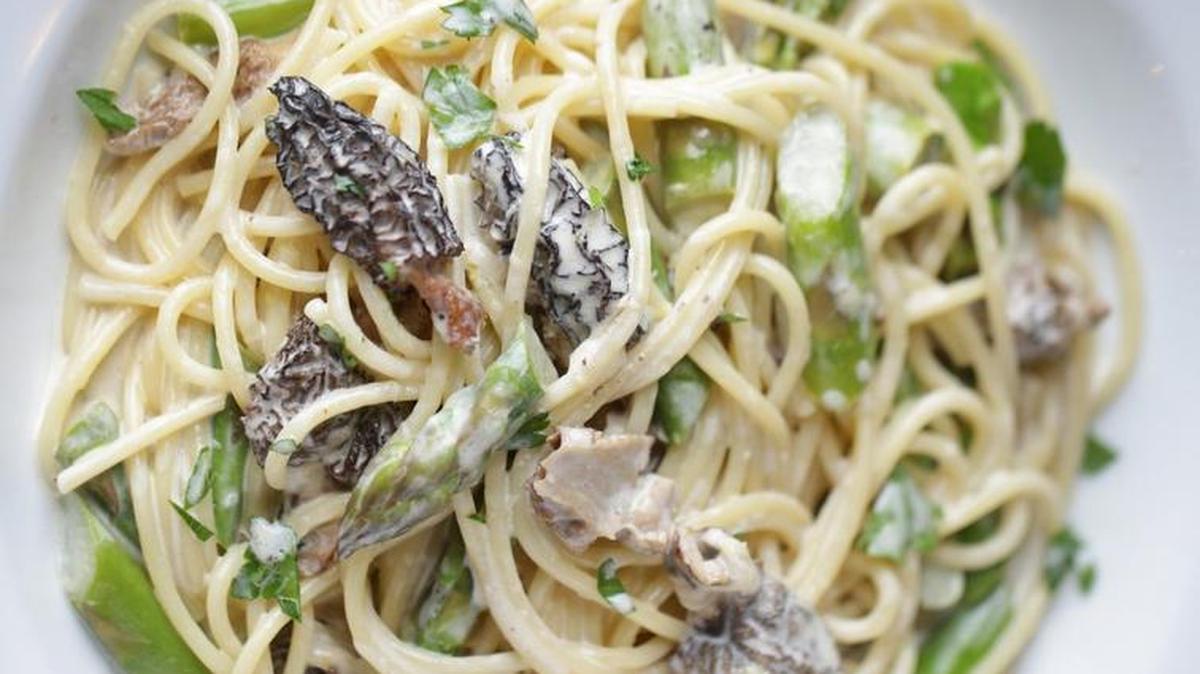 Pasta with morel mushrooms and asparagus