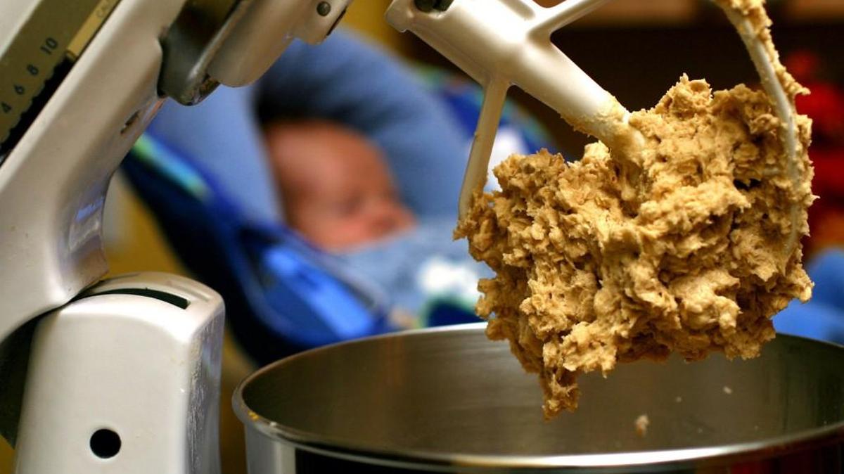 The Food and Drug Administration issued a consumer update on Nov. 28, warning that people shouldn’t eat raw dough due to a bacteria risk in raw flour.
