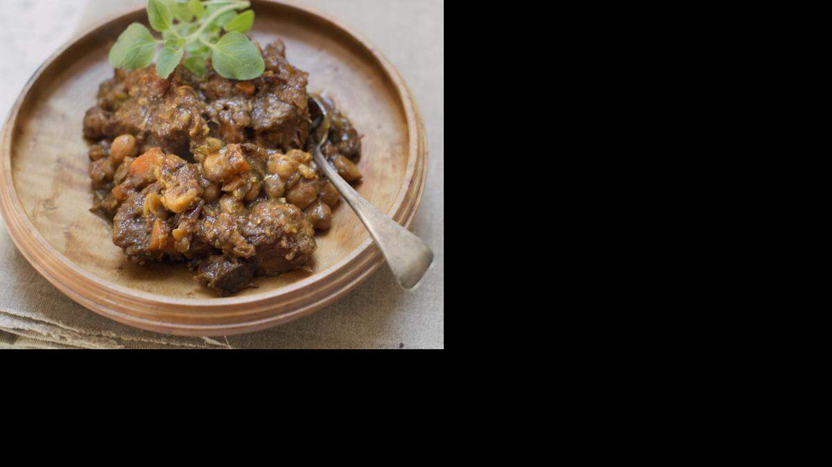
Slow cooker beef stew with chickpeas is a filling meal you can prepare in your slow cooker. 
