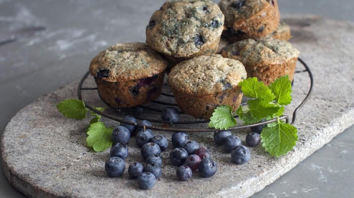 Dietitian Cynthia Sass told Health magazine that CICO is like thinking 300 calories from a blueberry muffin made with refined flour and sugar will affect your body the same way a 300-calorie muffin made with oats and topped with almonds and blueberries will.