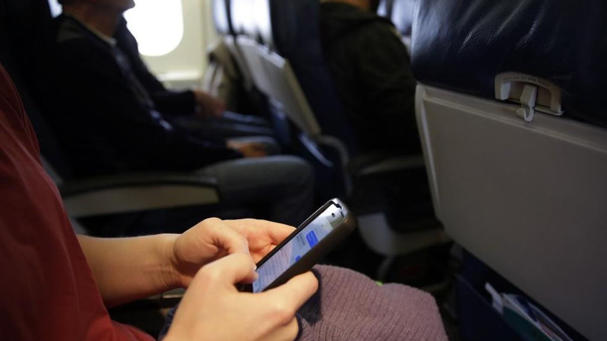 What’s the etiquette for middle-seat passengers and armrests? Should passengers in the outer seats talk over a middle-seat passenger? Etiquette experts provide their advice.