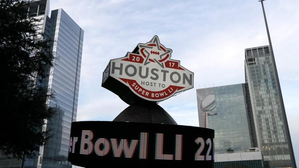 A countdown sign leads up to Super Bowl LI in Discovery Green park in downtown Houston. Super Bowl LI will be played Feb. 5 at NRG Stadium in Houston. (Jan. 14, 2017)
