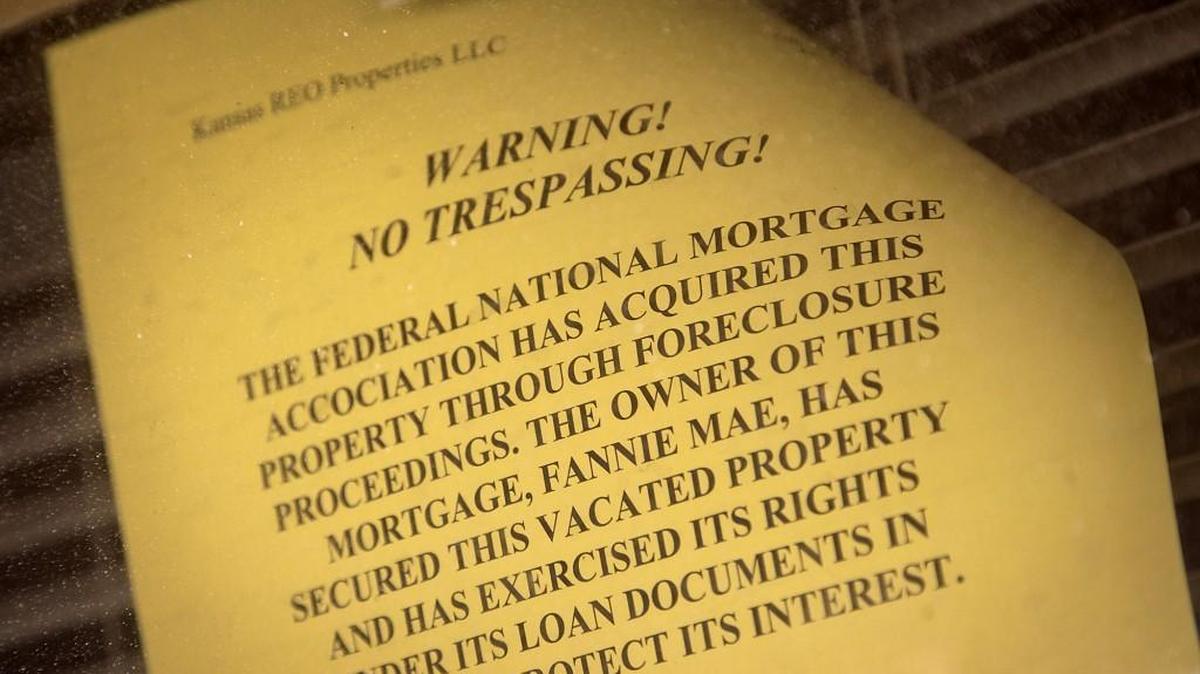 Nationwide, the number of completed foreclosures decreased from about 41,000 in December 2014 to about 32,000 in December 2015, according to the report.