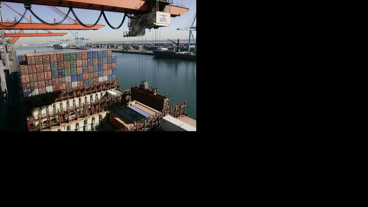 
Containers are unloaded from the APL Singapore vessel at the port of Los Angeles in 2006. A federal mediator said this week that he would intervene in the labor dispute between West Coast ports’ managers and unions. Since labor relations have worsened more than six months ago, many companies report trouble getting products in or out of the country.
