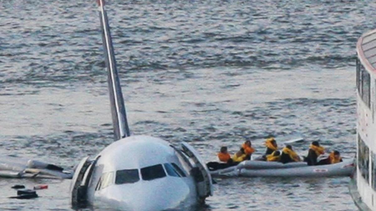 Passengers in an inflatable raft move away from an Airbus 320 US Airways aircraft that landed in the Hudson River in New York. (Jan. 15, 2009)
