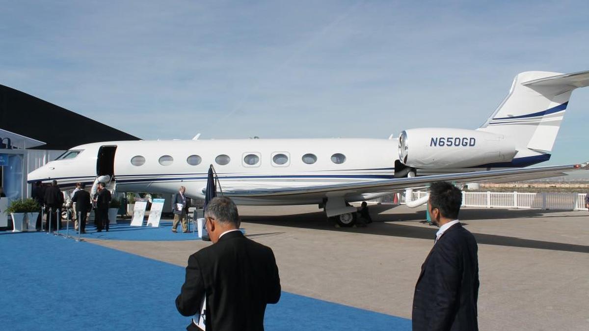 Attendees of the 2015 National Business Aviation Association Convention look at a Gulfstream G650 at Henderson Executive Airport near Las Vegas. Industry experts say large jets like the G650 are driving overall business jet deliveries lower this year.