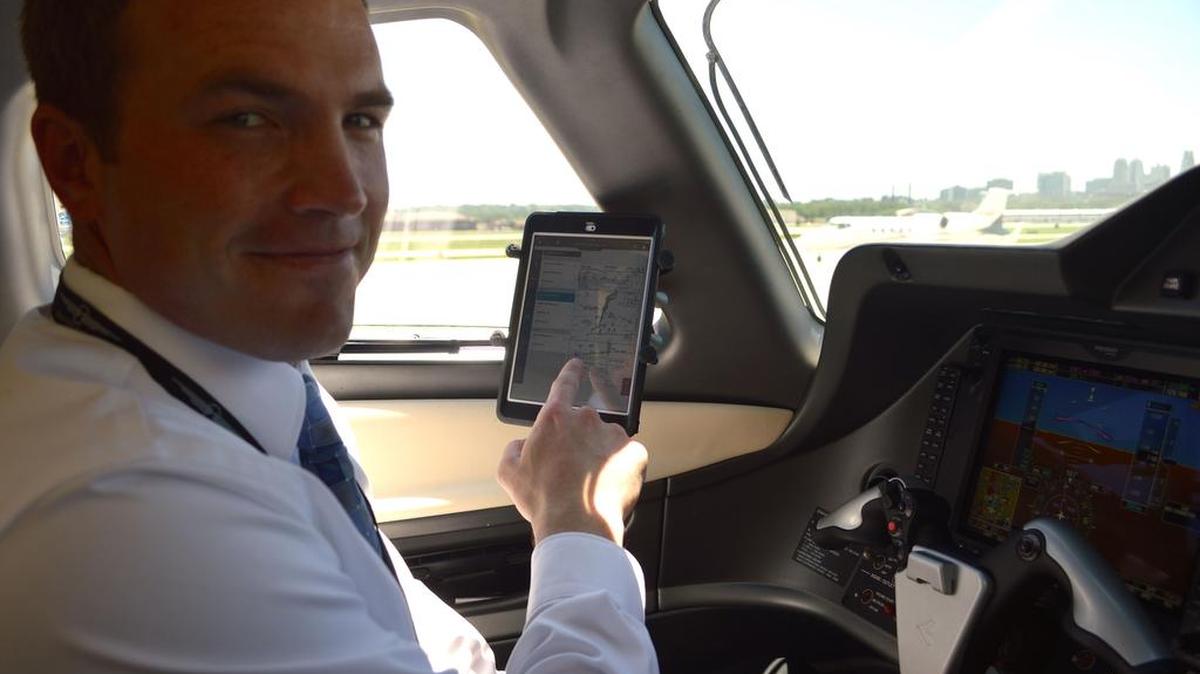 
Executive AirShare pilot John Carrier with the company’s newly certified electronic flight bag, housed on an iPad Mini.
