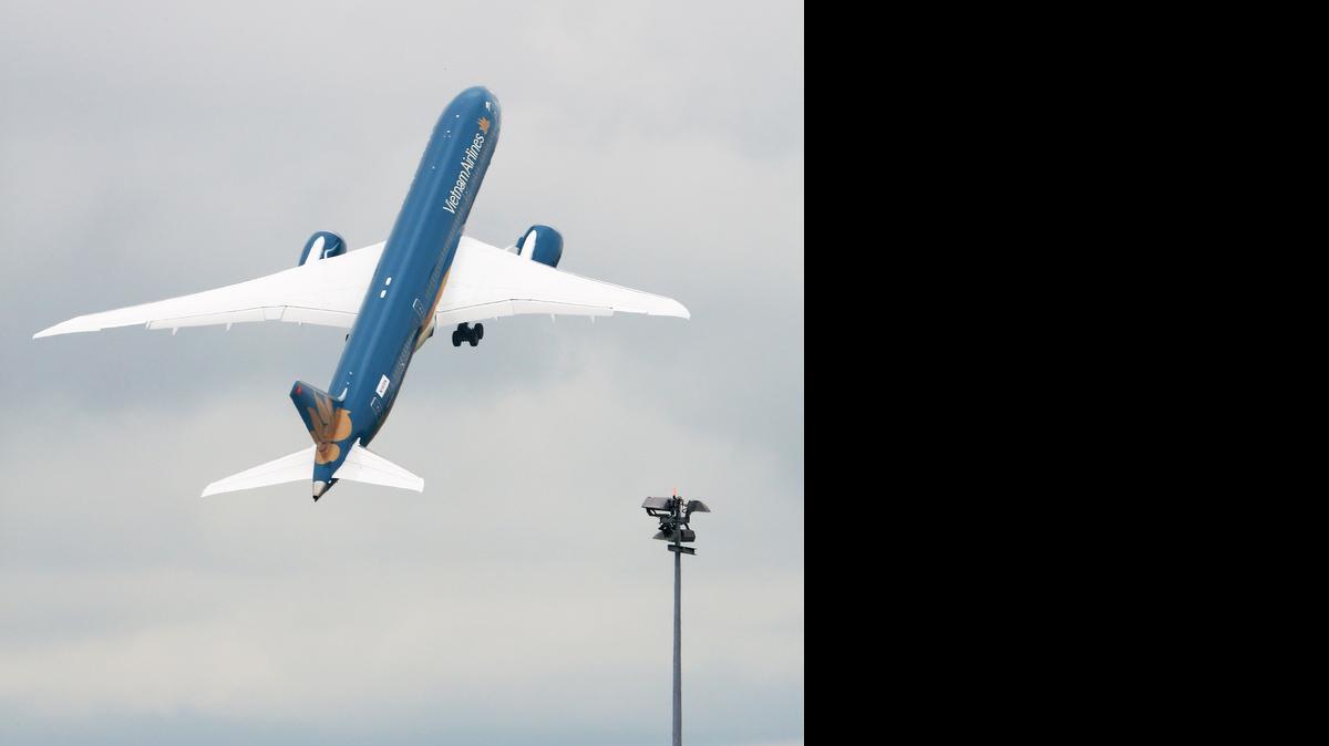 
A Vietnam Airlines Boeing B787-9 Dreamliner takes off for its demonstation flight at the Paris Air Show in Le Bourget, north of Paris, on Thursday.
