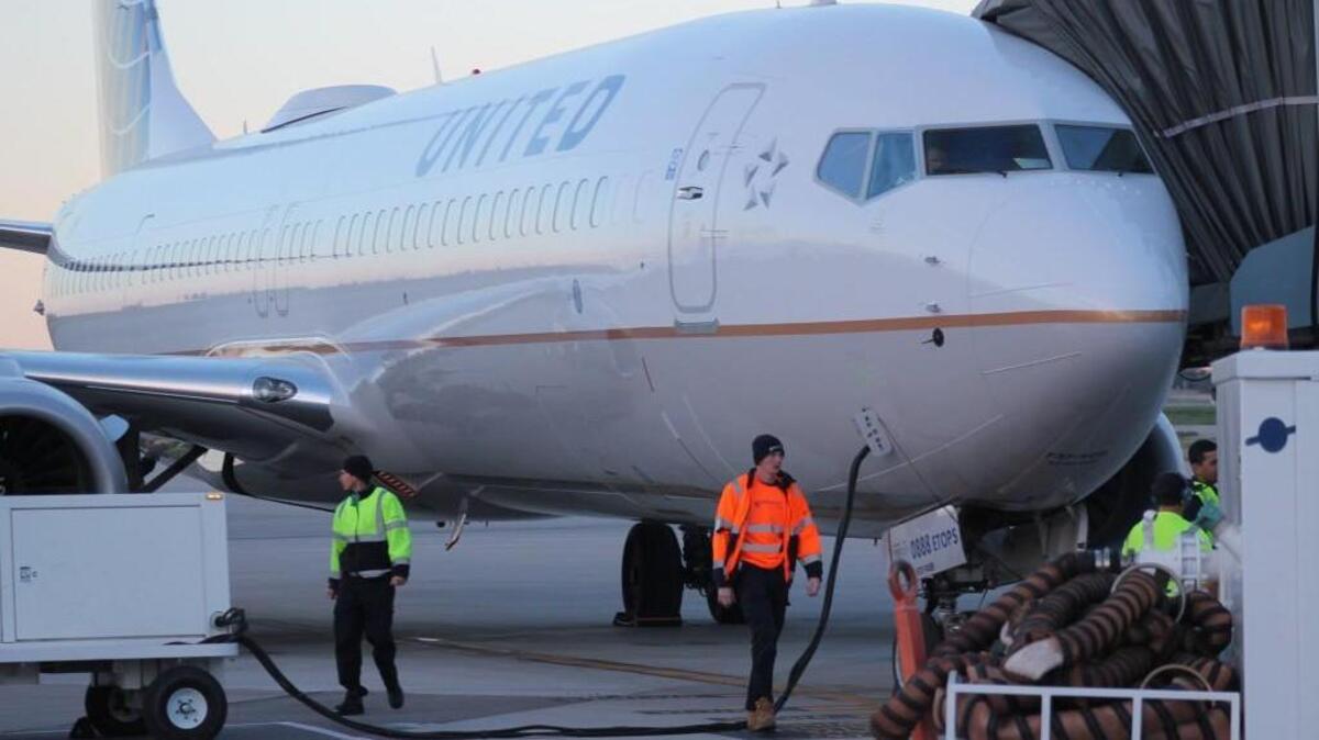 A ground crew prepares a United Airlines Boeing 737-900 for a flight to Chicago at Wichita Eisenhower National Airport. (April 6, 2016)