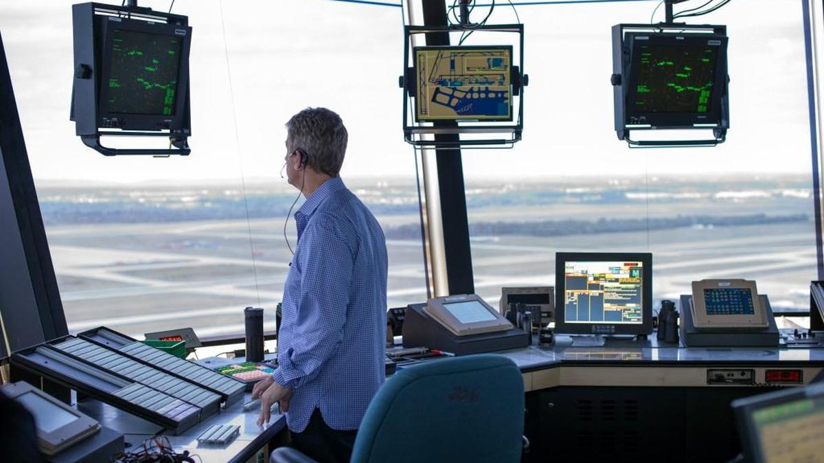 An FAA air traffic controller works in the Dulles International Airport Air Traffic Control Tower in Sterling, Va., in September. Major airlines are pushing to overhaul the nation’s air traffic control system but face opposition from the general aviation industry.
