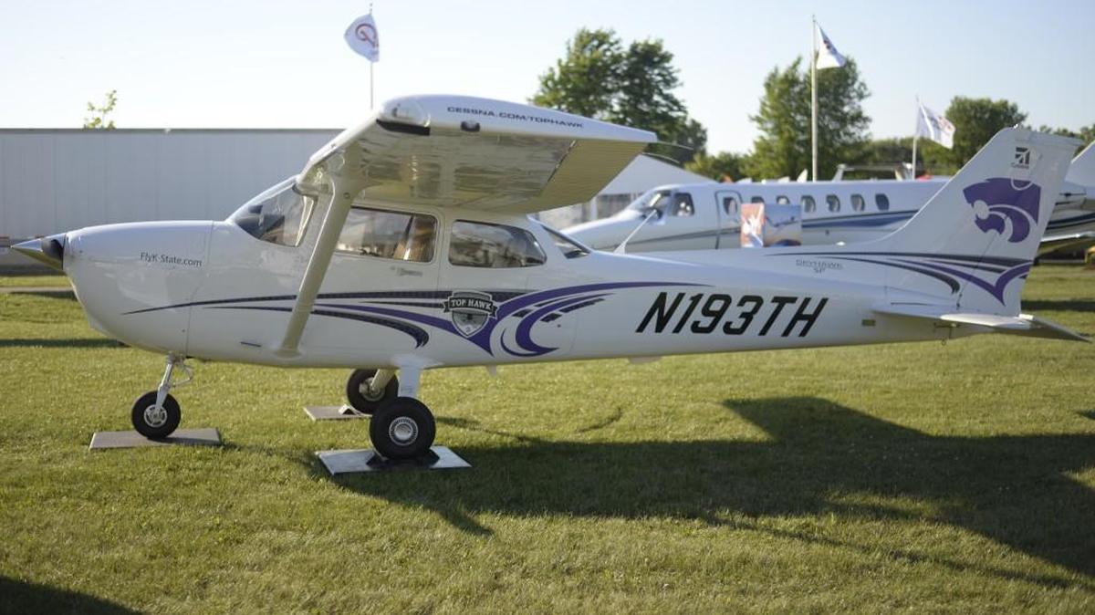 A Cessna 172 sporting Kansas State University colors and logo as part of Textron Aviation’s Top Hawk program in 2015.