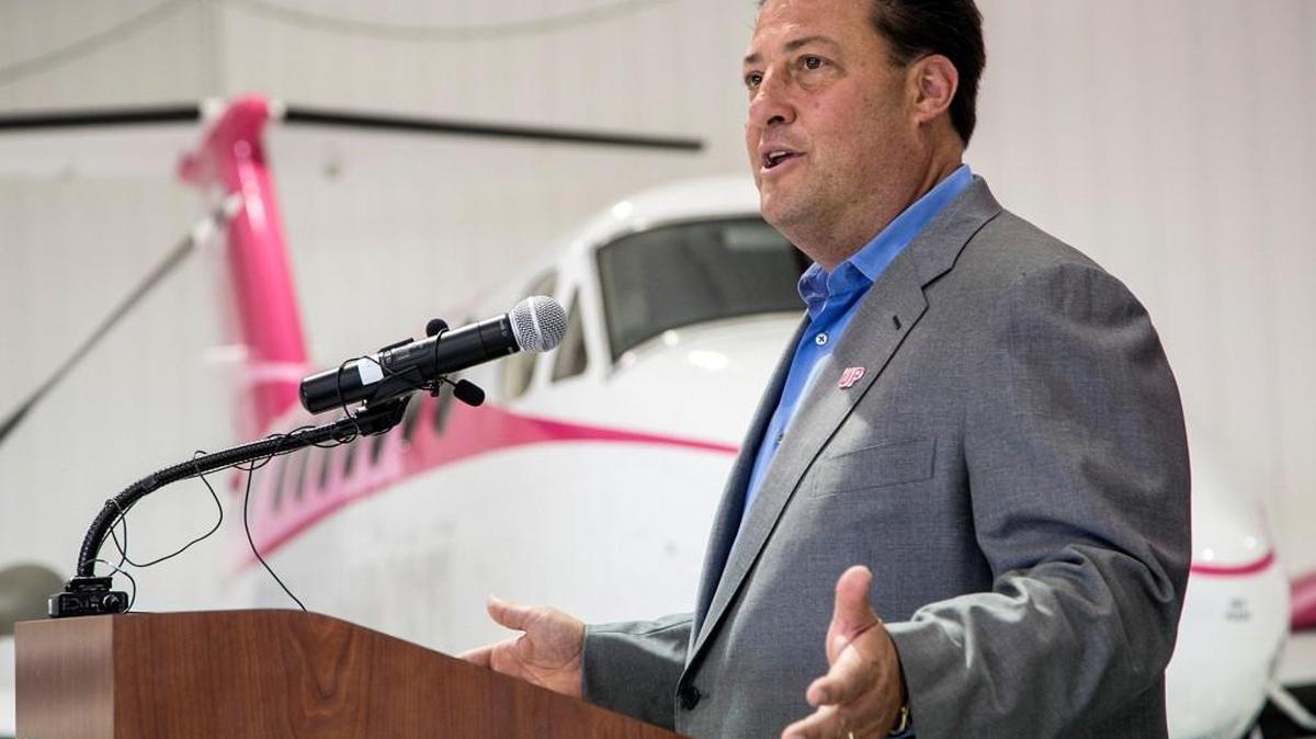
CEO and founder Kenny Dichter of Wheels Up, a New York-based private aviation membership company, takes delivery in late August of a Beechcraft King Air 350i, part of an order for 105 King Air 350is from Textron Aviation originally placed in 2013. Wheels Up said Monday it had completed a $115 million capital raise. (Aug. 28, 2015)
