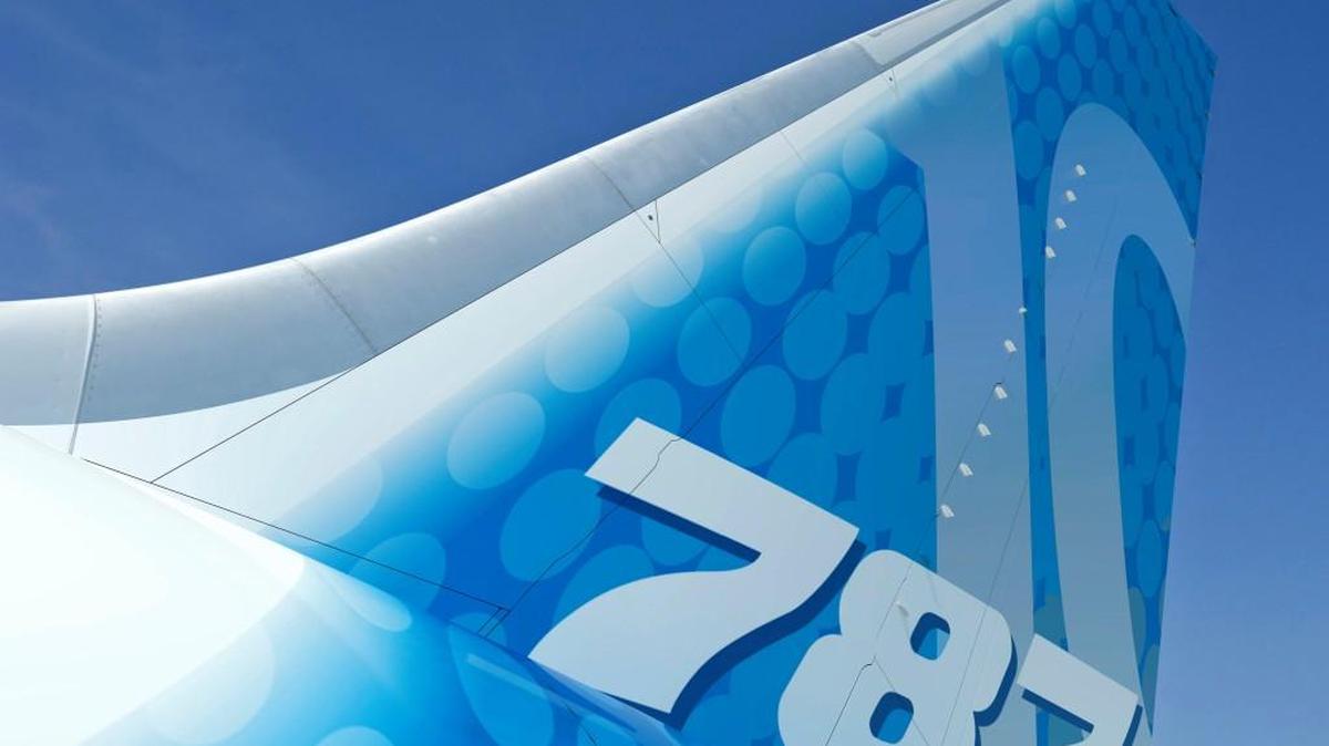 Singapore Airlines order commitment announced Thursday includes 49 787-10s, the newest variant of the Dreamliner jet.