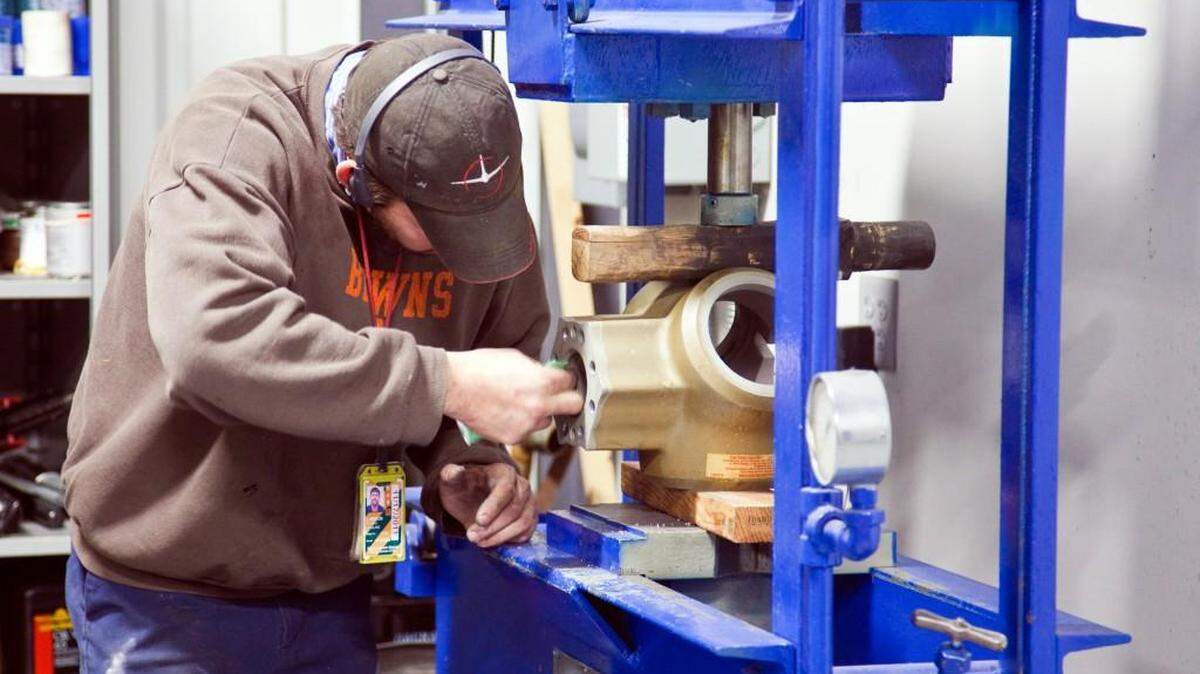 The new building, a quarter mile north of its fixed-base operation at Wichita Eisenhower National Airport, expands by three times the space for maintenance, repair and overhaul of propellers manufactured by McCauley, MT and Sensenich.