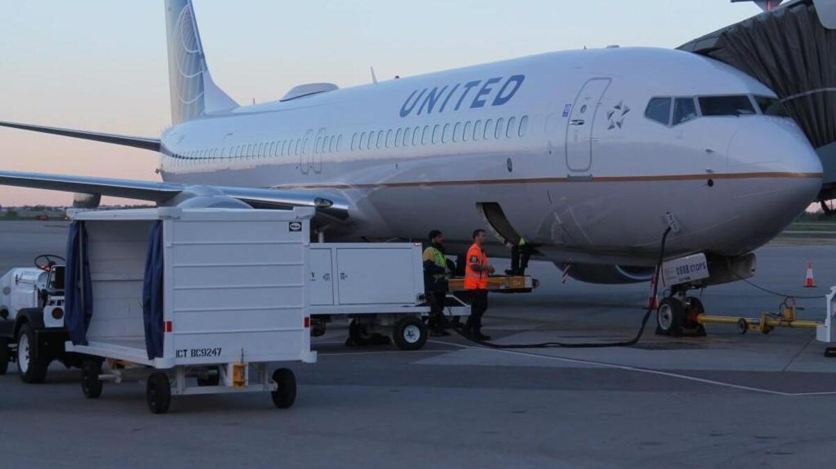 Crews prepare a United Airlines Boeing 737-900 for takeoff at Wichita Eisenhower National Airport. (April 6, 2016)
