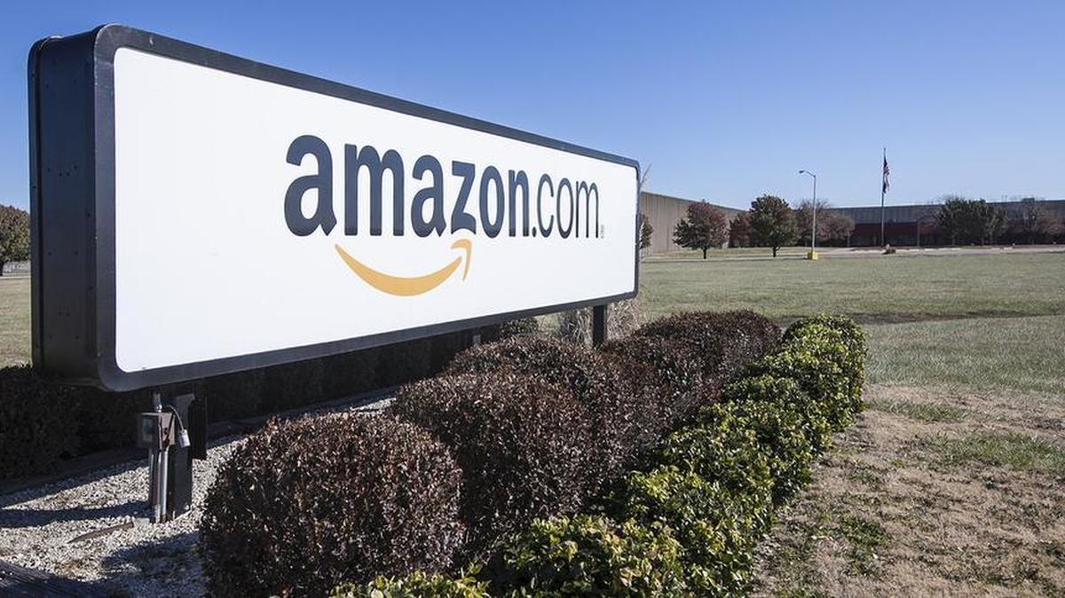 The former Amazon warehouse in Coffeyville failed to sell at auction on Wednesday, leaving Coffeyville still in search of a buyer for the 877,288-square-foot building.