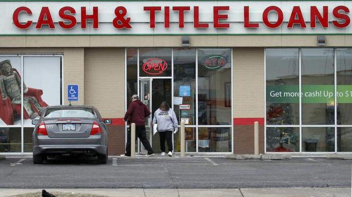 Customers exit the Speedy Cash at 21st and Amidon. (Jan. 2, 2015)