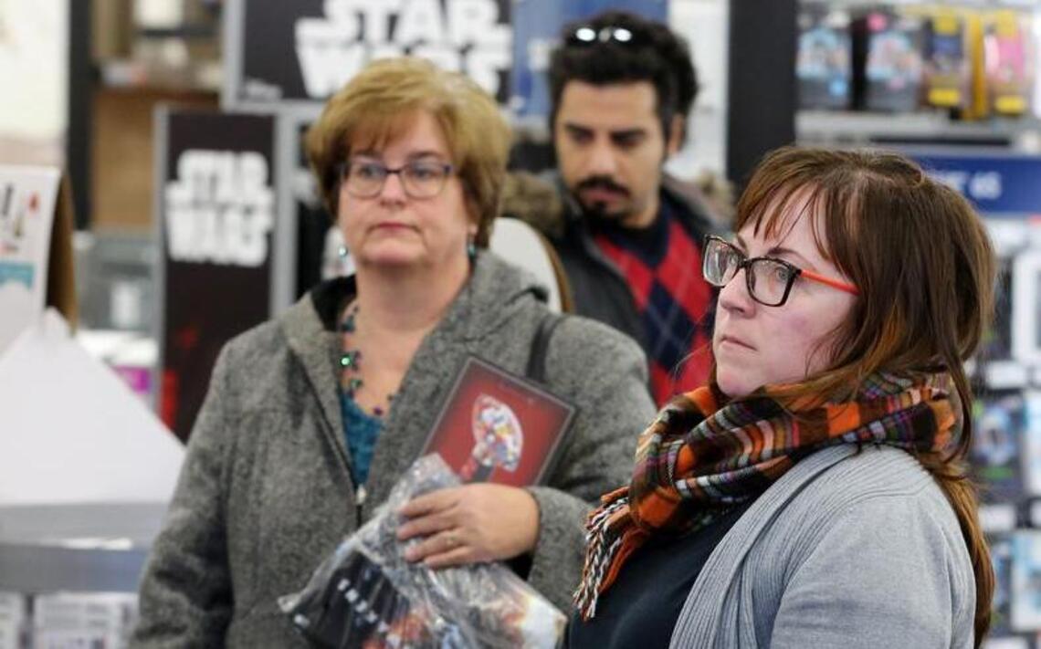 Retailers get late shopping surge, boosting holiday sales