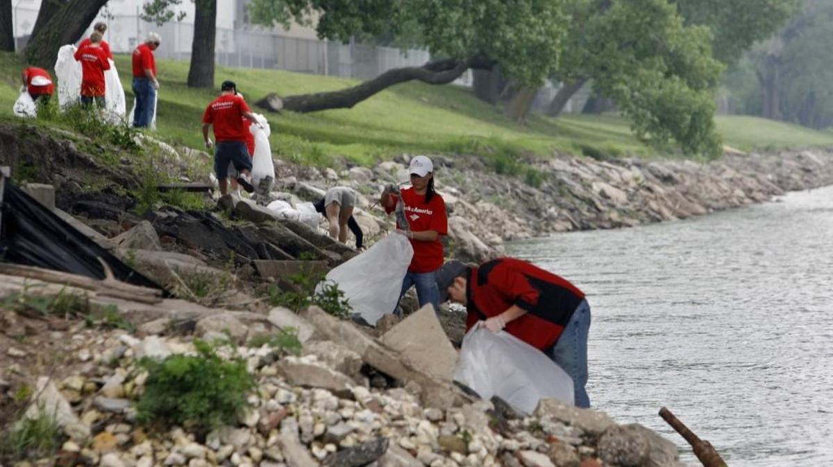 Volunteers fan out on a previous Arkansas River Trash Roundup.