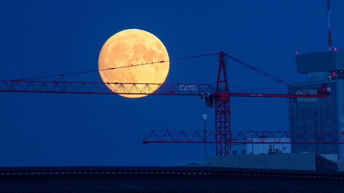 A sturgeon supermoon to light up Illinois skies soon. Here’s why it will appear larger