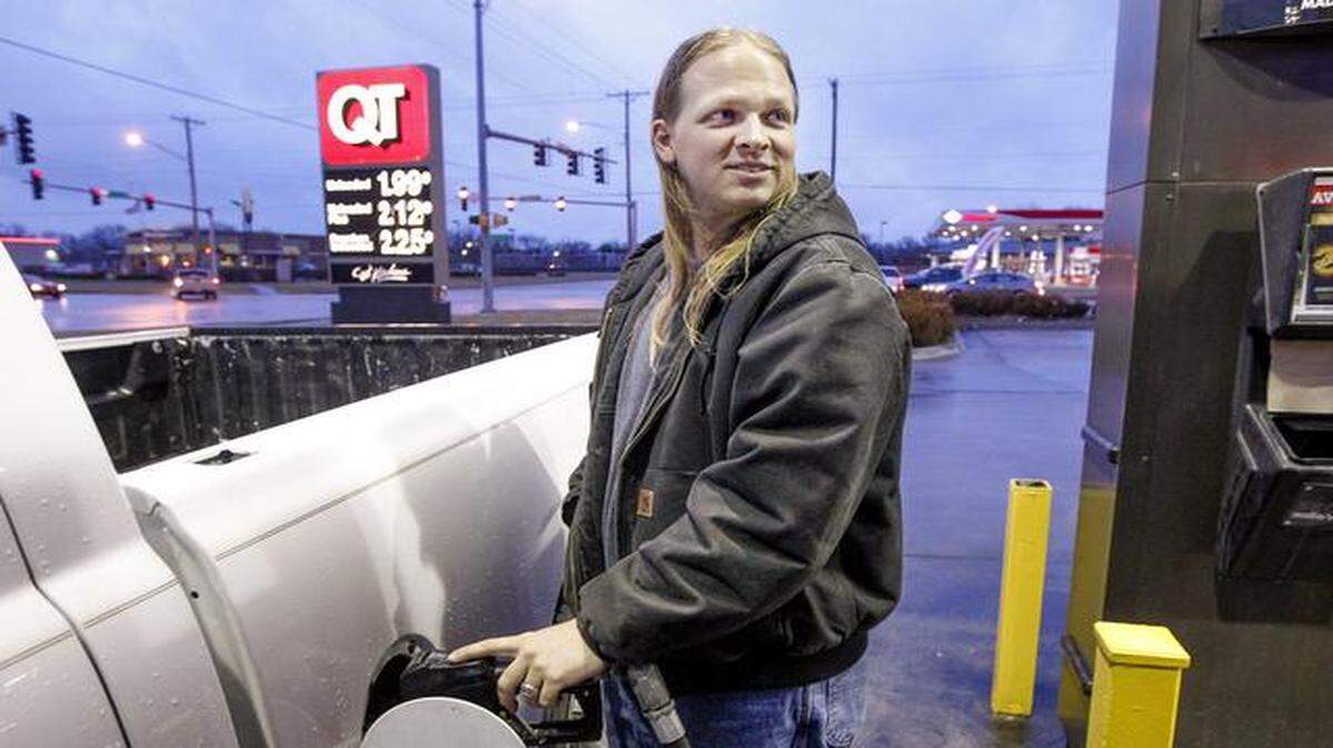 
Adam Northup fills up his truck at a QuikTrip at 13th and West streets on Tuesday evening. (Dec. 23, 2014)
