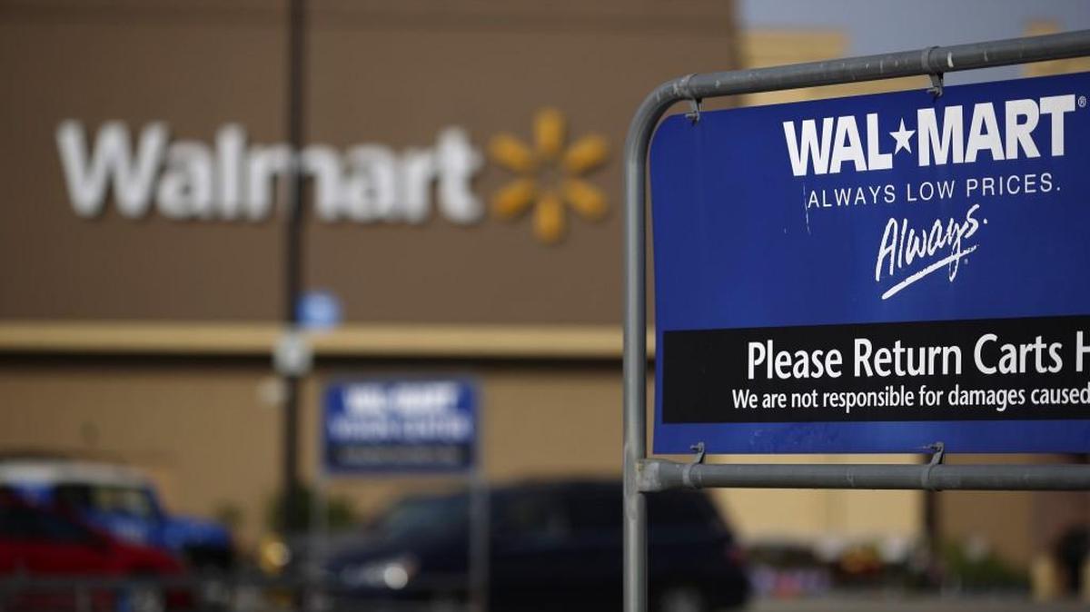 A woman was loading groceries into her car at about 4:15 p.m. Tuesday at a Wichita Wal-Mart when a man in his late 20s grabbed her purse, Police Sgt. Nikki Woodrow said.
