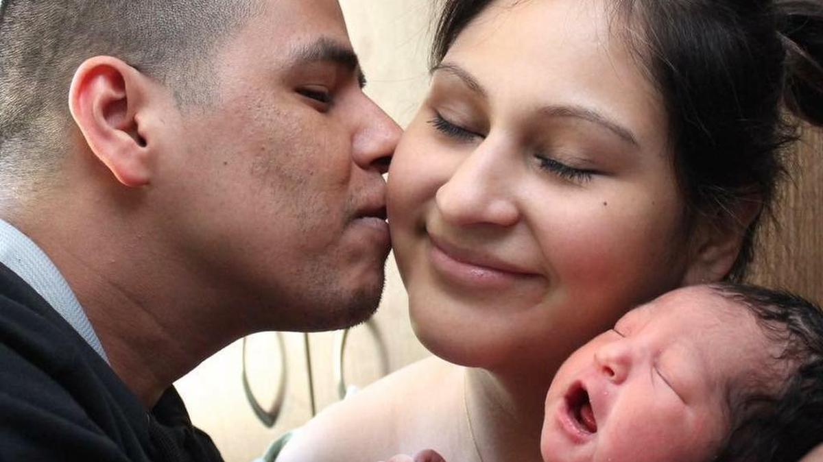 Laura Abarca-Noguedo holds newborn Sofia Gonzales and savors a kiss from her boyfriend, Sofia’s father.