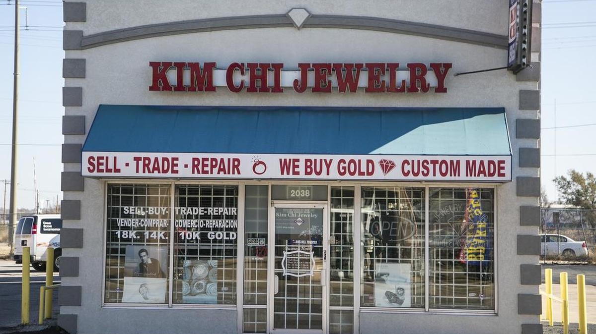 Kim Chi Jewelry, 2038 N. Broadway, was robbed Tuesday morning. (Dec 1, 2015)