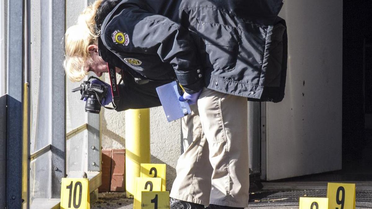 Wichita police investigate the scene of a robbery at Kim Chi Jewelry, 2038 N. Broadway on Tuesday. A man wielding a knife entered the business at 10:08 a.m. and began taking jewelry, a caller told a Sedgwick County emergency dispatcher. At some point a shot was fired, a Sedgwick County dispatch supervisor said. (Dec. 1, 2015)