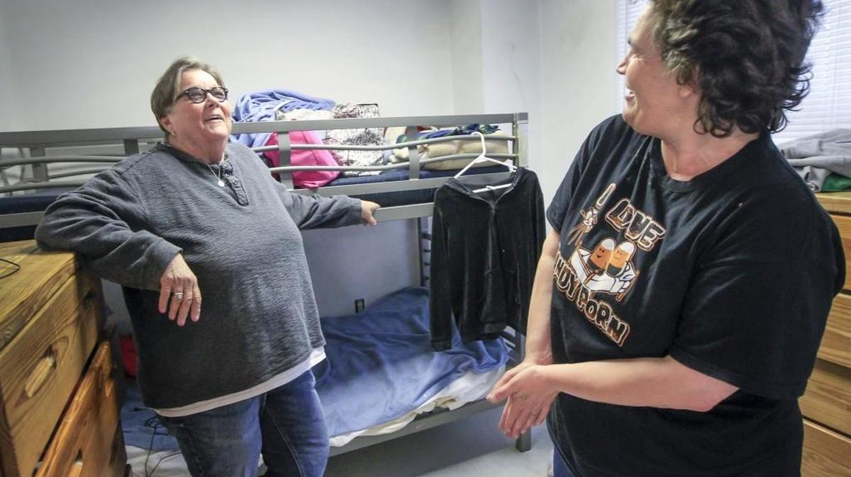 Sandy Swank, director of homeless services for Inter-Faith Ministries, left, visits with resident Jennifer Dowling at Inter-Faith Inn on Thursday. Swank is retiring after 27 years with the agency. (April 27, 2017)