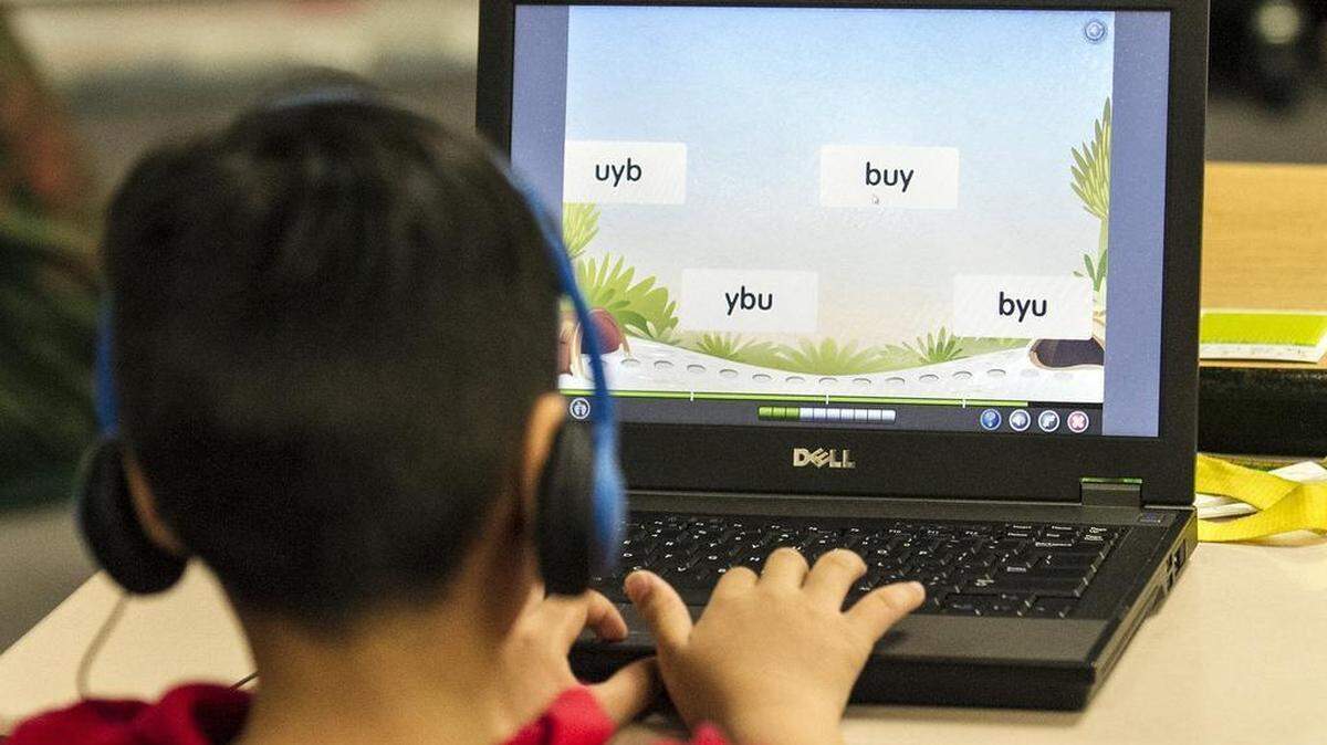 
A Washington Elementary student, from Vietnam, uses a computer program to learn and understand the English language. (April 15, 2015)
