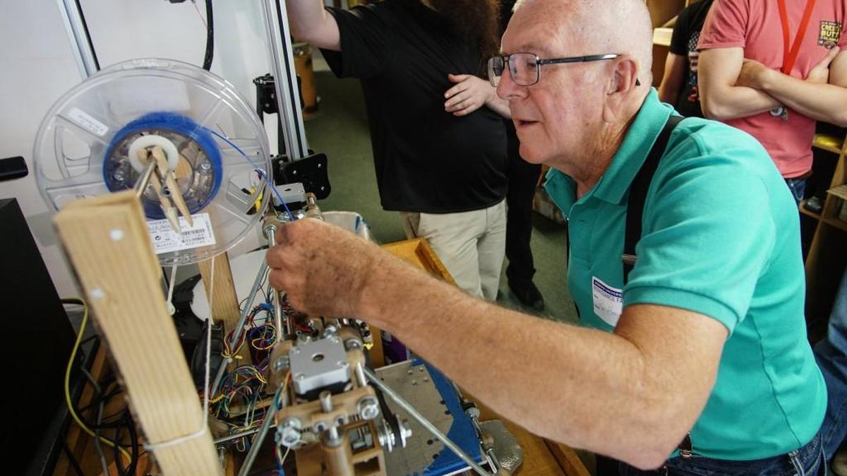 Attendee Roy Hosie tries out a 3D printing machine during the Make ICT 3D printing workshop Sunday afternoon at the Make ICT office in downtown Wichita. (July 3, 2016)