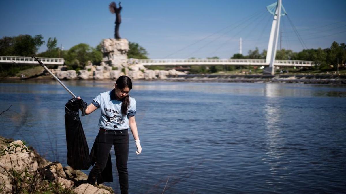 2016’s Arkansas River Trash Roundup in downtown Wichita drew the most volunteers in the history of the annual event, organizers say. (April 23, 2016)