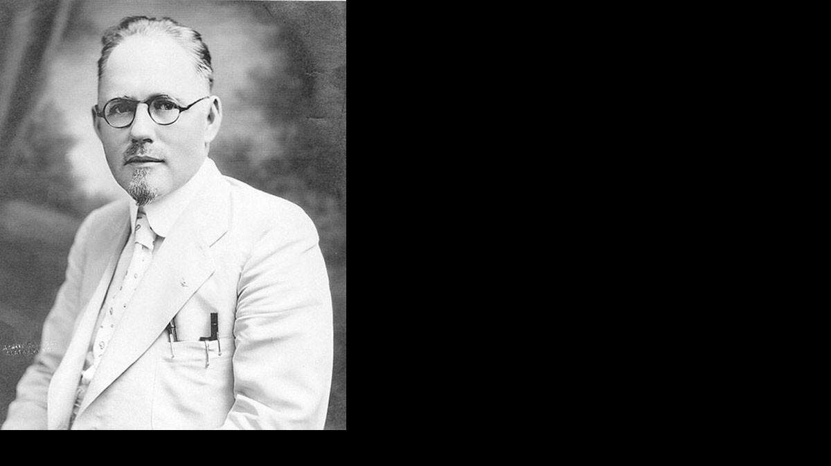 
Radio broadcaster John Brinkley lost the governorship of Kansas by 35,000 votes, but it was estimated that between 30,000 and 50,000 ballots for him were discounted.
