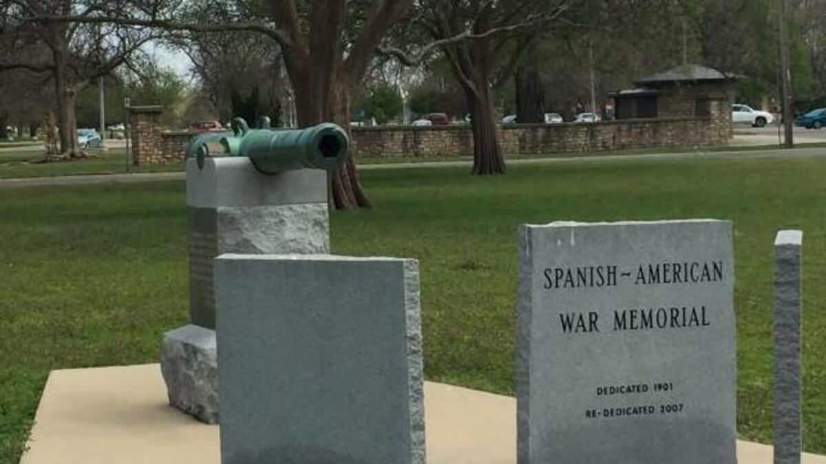 The center of this 2017 photo shows where the canon stood at the Spanish American War Memorial at Central Riverside Park.