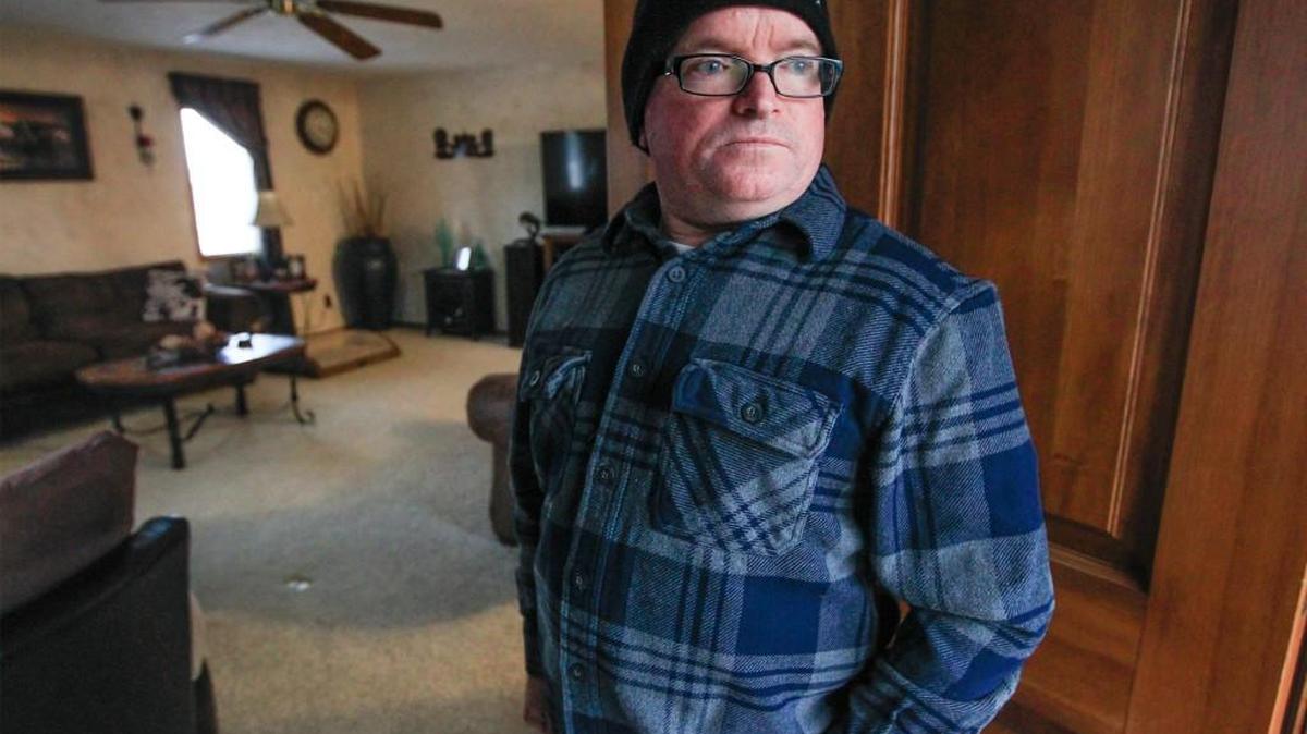 Mickey Farris wonders what happened to his brother Rickey Farris, who was found dead in a dumpster on Christmas Day. Police said he died from natural causes. (Jan. 3, 2017)