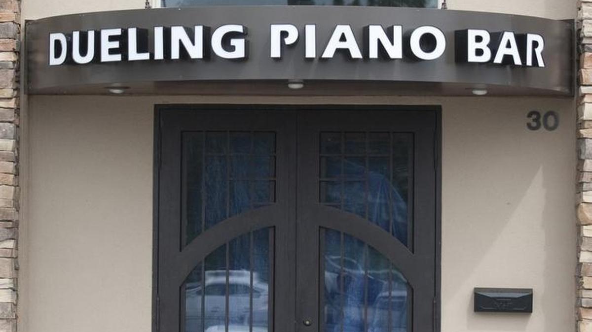 Ernie Biggs Dueling Piano Bar, near Central and Rock