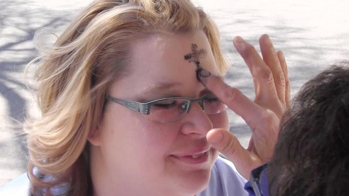 The Rev. Jackie Carter of the Table of Hope Metropolitan Community Church marks the sign of the cross in ashes on Kim Roseberry’s forehead Wednesday afternoon outside the church on South Kansas. (March 1, 2017)