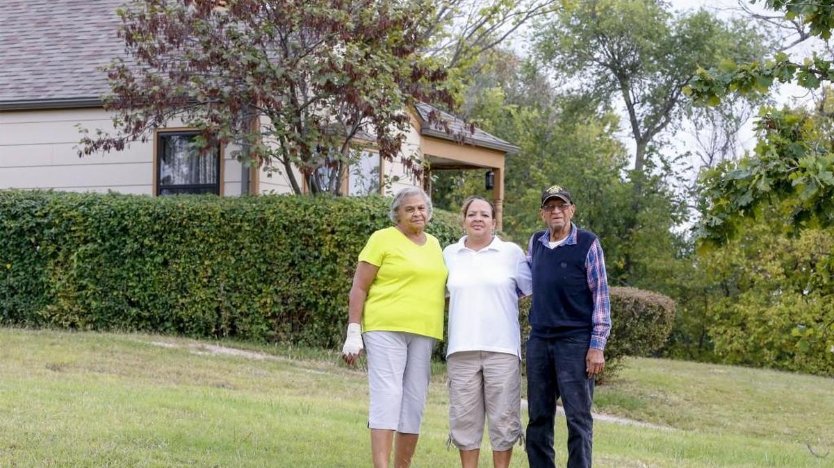 Brenda Russell, center, with her parents, John and Cecial Yarbrough (Sept. 26, 2015)