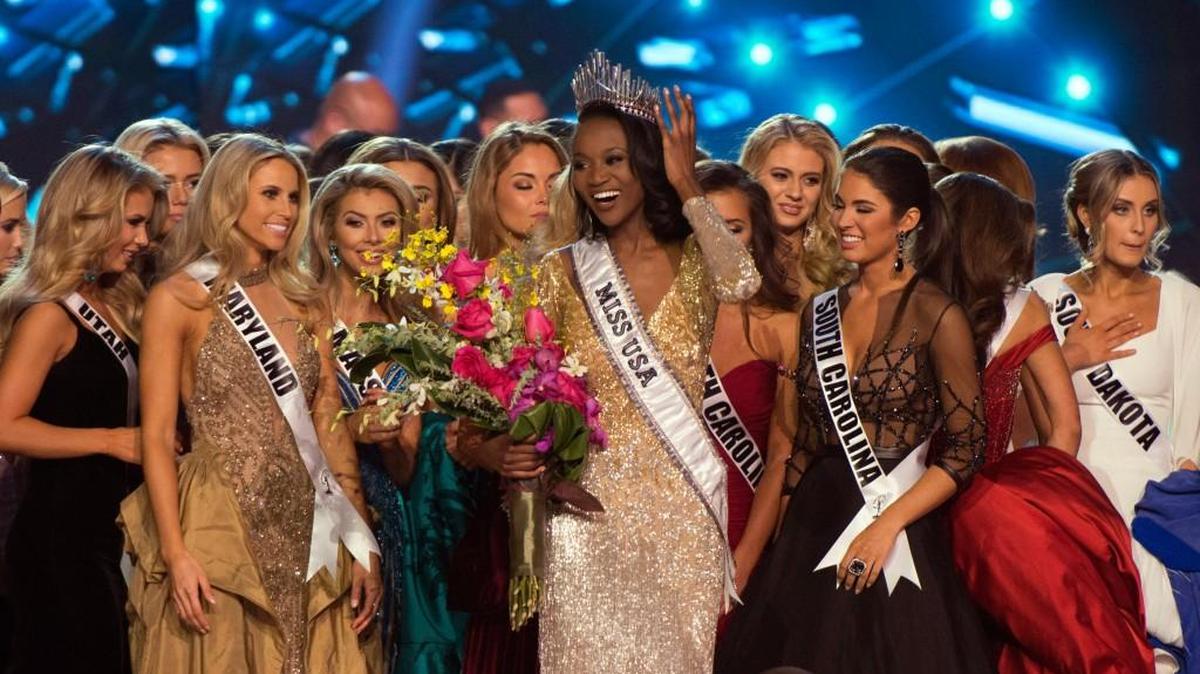 Miss District of Columbia Deshauna Barber, center, is crowned Miss USA during the 2016 pageant Sunday in Las Vegas.
