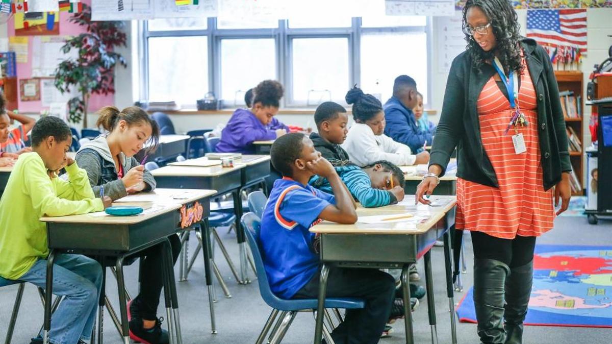 Gordon Parks Academy fifth-grade teacher Dana Walker teaches a class. (March 29, 2017)