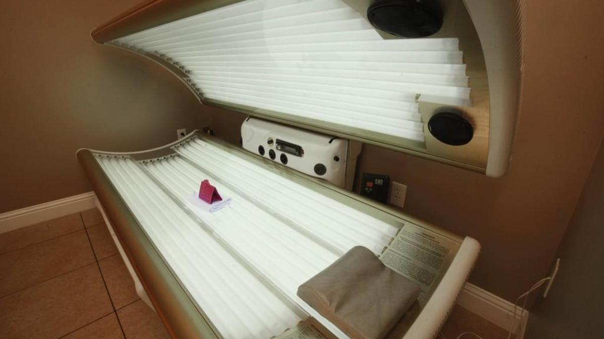 A bill banning children and teens from using tanning beds in tanning salons has been sent to the governor.