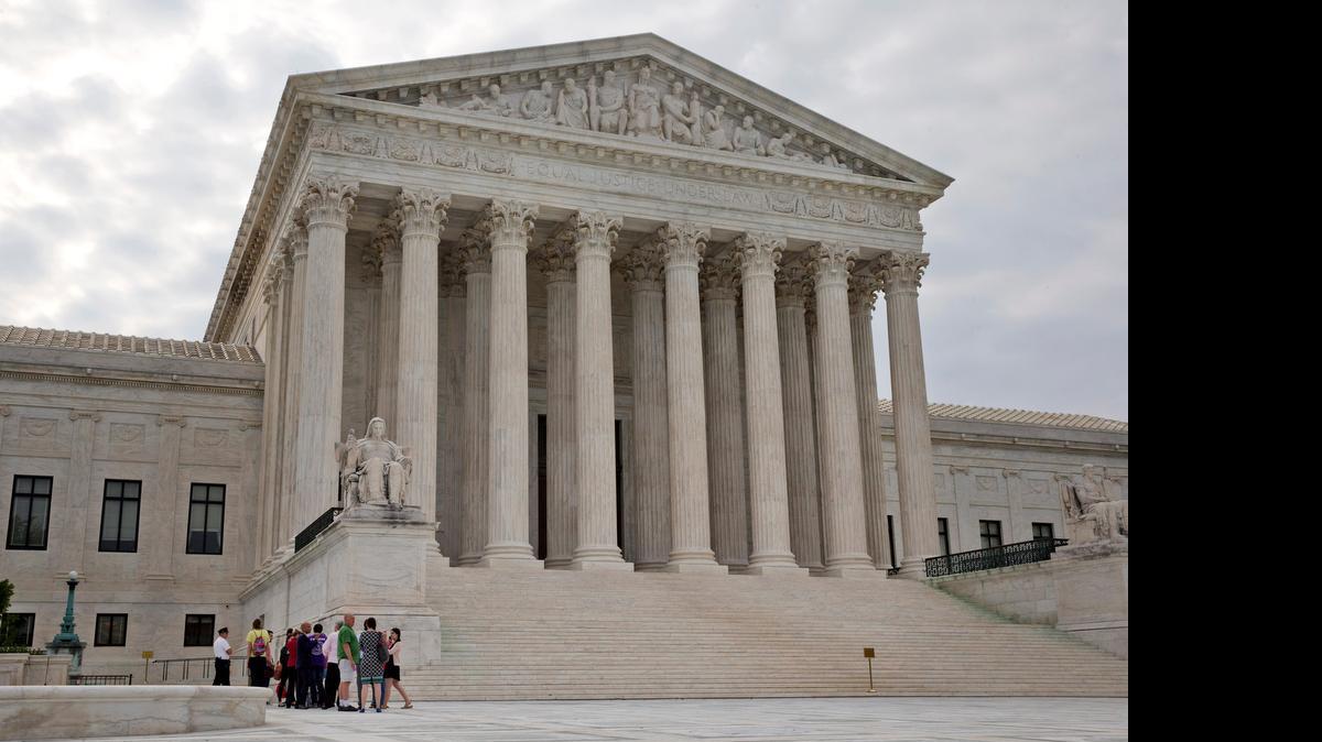 
People begin to enter the Supreme Court in Washington, Friday June 26, 2015.
