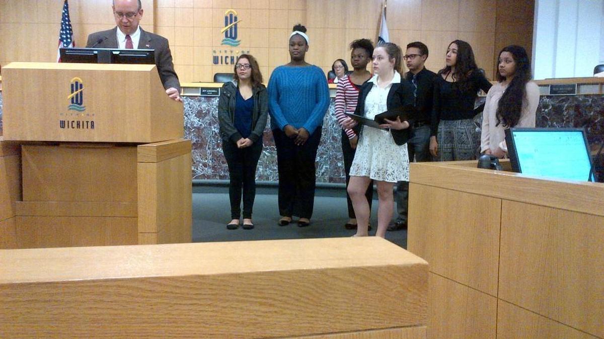 Wichita Mayor Jeff Longwell honors Youth Council for efforts to fight underage drinking. (April 12, 2016)