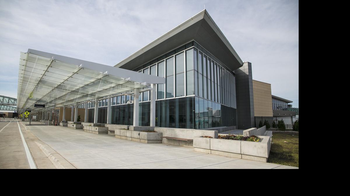 
Wichita Dwight D. Eisenhower National Airport terminal (May 27, 2015) 
