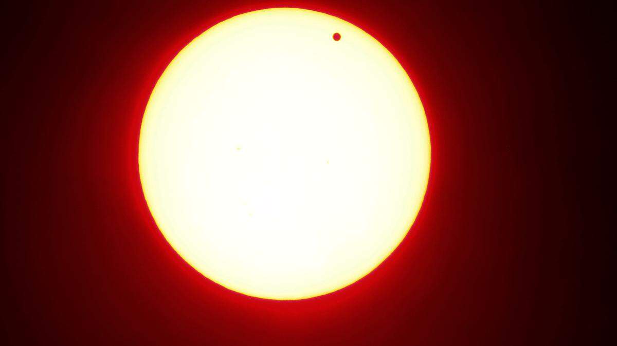 A photo of the sun made using a red filter.