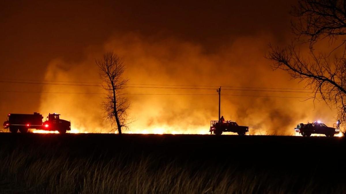 Firefighters from across Kansas and Oklahoma battle a major wildfire near Protection. (March 7, 2017)