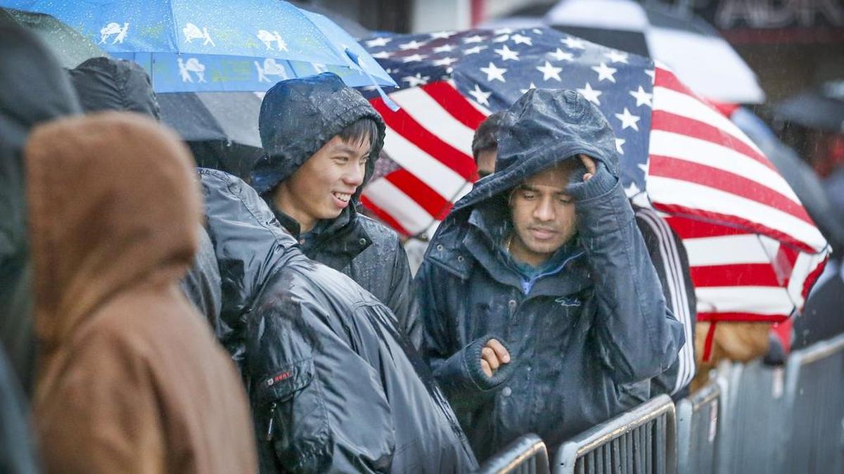 Bargain hunters wait in the rain for the doors to open at Best Buy at 21st and Rock Road on Thursday. (Nov. 26, 2015)